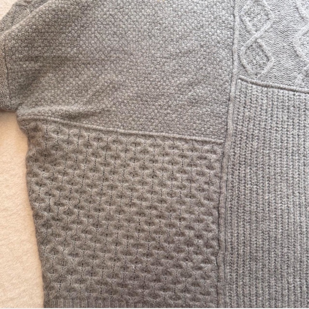VTG American Eagle Outfitters Light Gray Patterned Oversized Mockneck Sweater - Picture 4 of 7